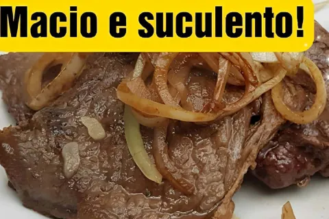 Bife acebolado macio e suculento perfeito para o almoço ou j