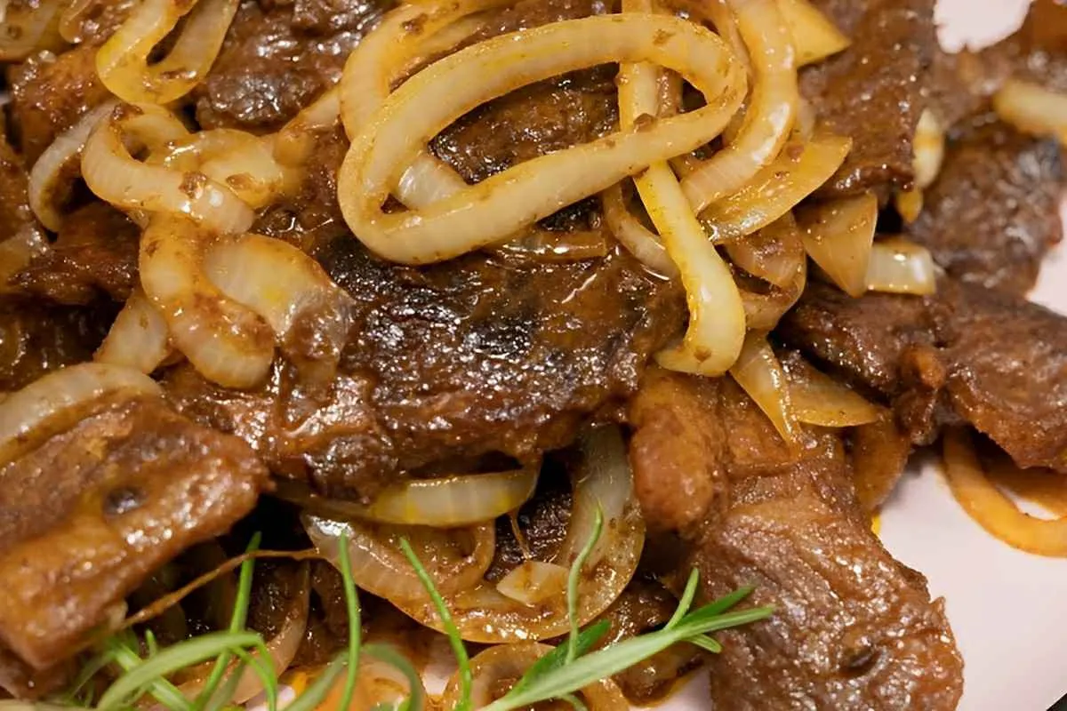 Bife acebolado na panela de pressão macio delicioso e fácil