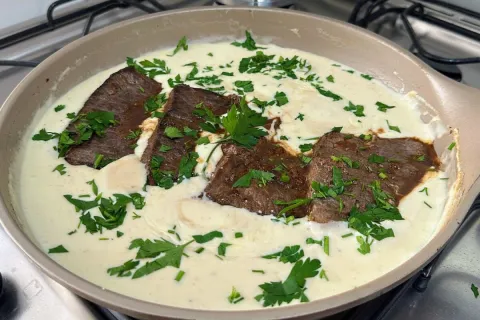 Bife ao molho cremoso de queijo, receita prática para variar