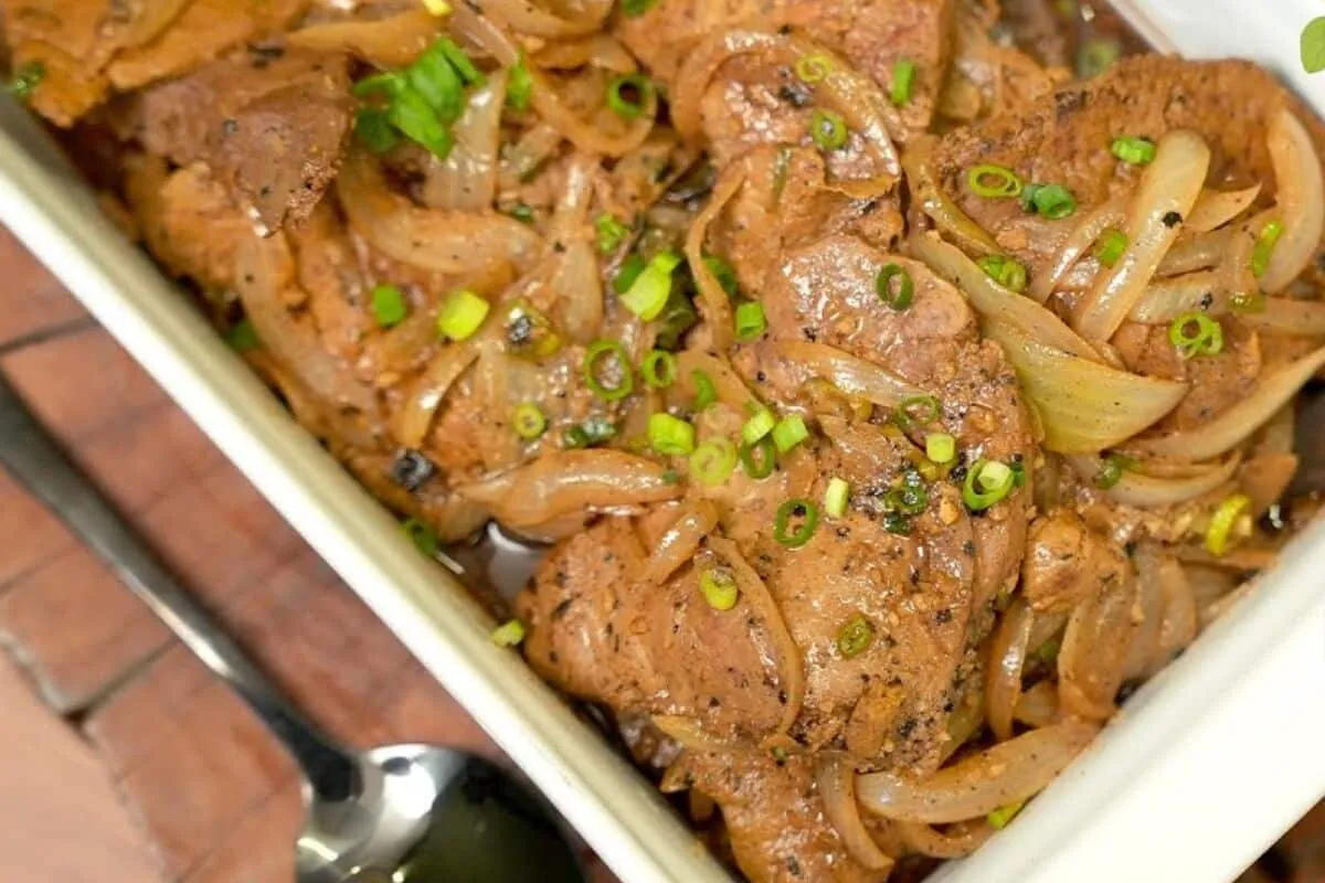 Bife de fígado acebolado simples e nutritivo com tempero cas