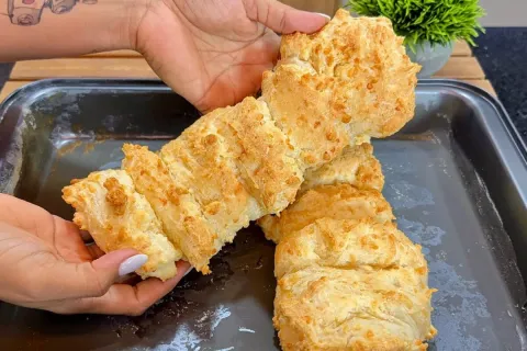 Biscoitão de pão de queijo, uma delícia gigante que fica cro