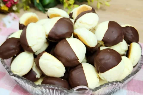 Biscoitinho beijo de freira: um biscoito de maisena com coco