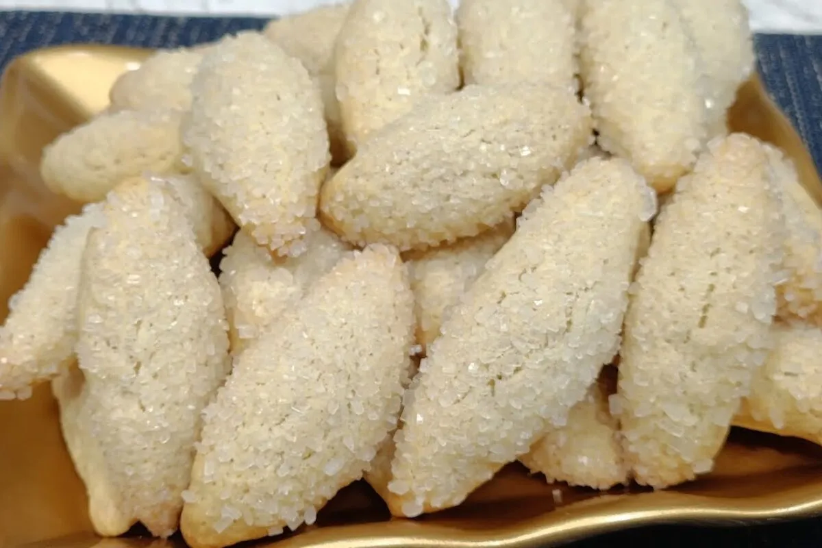 Biscoitinho de coco açucarado crocante: docinho perfeito par