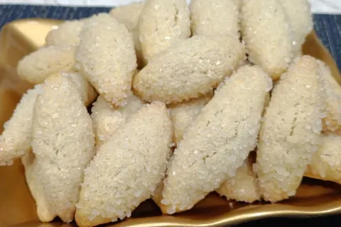 Biscoitinho de coco açucarado crocante: docinho perfeito par