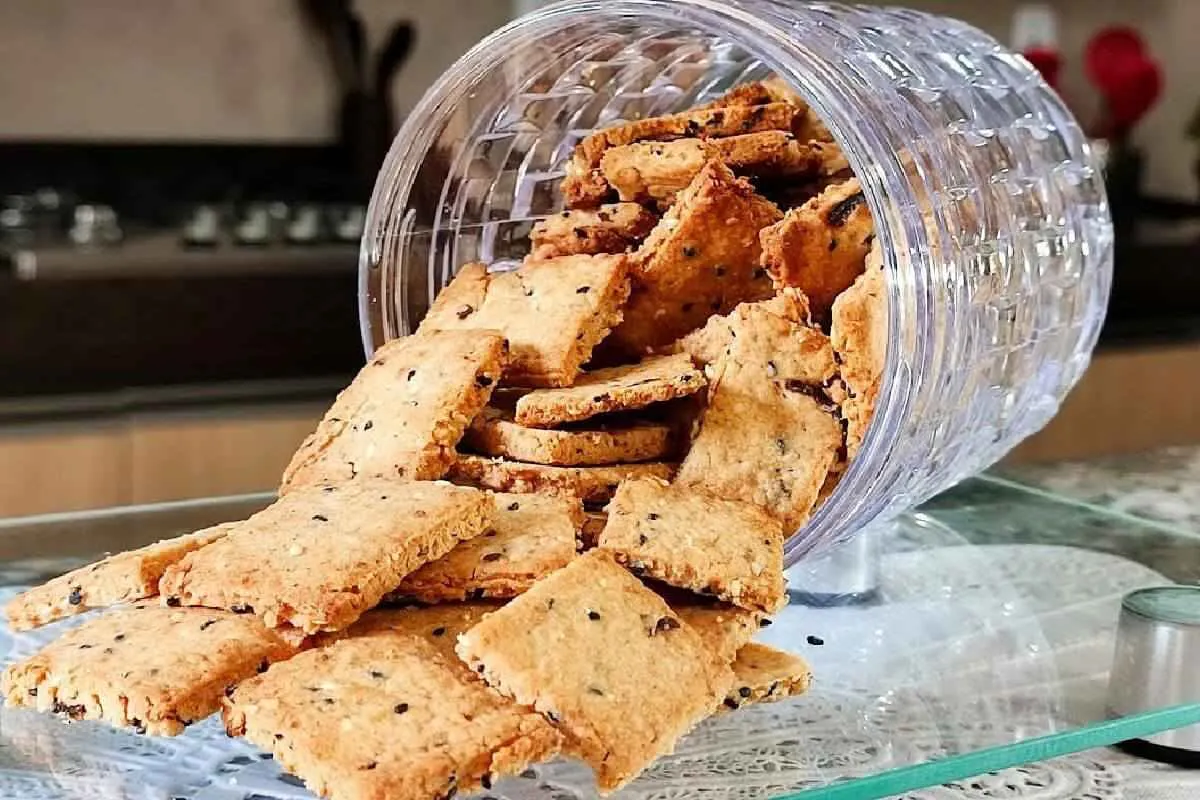 Biscoitinho temperado bem crocante e saboroso com ingredient