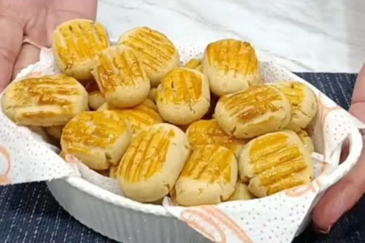 Biscoitinhos de alho que derretem na boca, ficam irresistíve