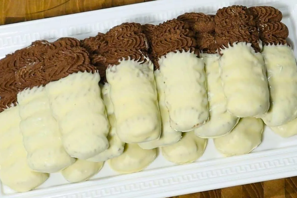 Biscoito amanteigado com chocolate que derrete na boca e dá