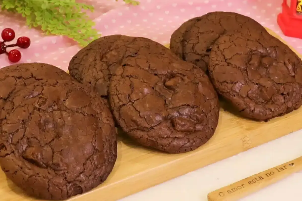 Biscoito de brownie que fica divino: super chocolatudo e mol