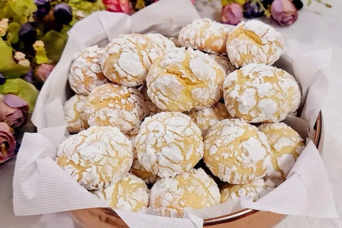 Biscoito de limão craquelado que fica incrível e desmancha n