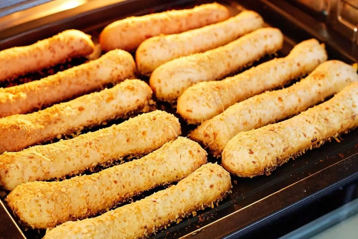 Biscoito de parmesão feito com 3 ingredientes e que não prec