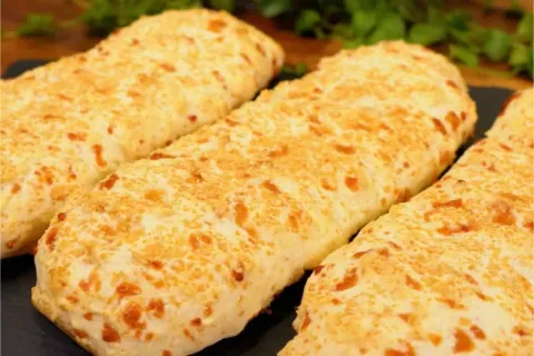 Biscoito de polvilho com queijo: fácil, prático e delicioso 