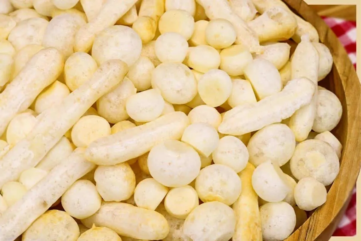 Biscoito de polvilho crocante caipira para comer com um cafe