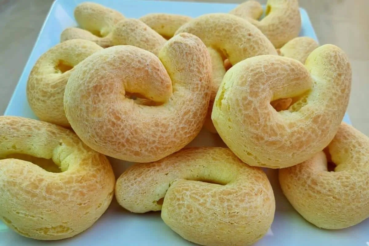 Biscoito de queijo assado da vovó delicioso e combina perfei