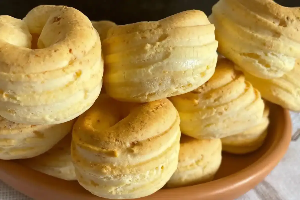 Biscoito de queijo fofinho feito com iogurte, uma receita qu