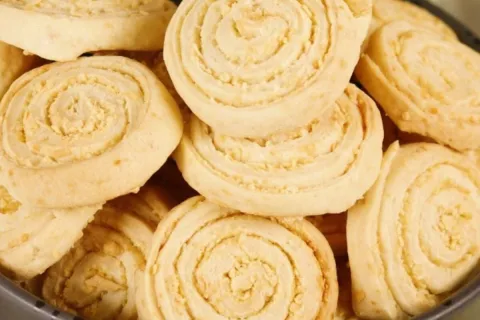 Biscoito medalhão de queijo para o café crocante por fora e 