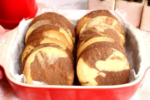 Biscoito mesclado, que combina dois sabores num amanteigado 