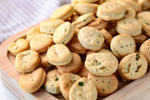 Biscoito salgado crocante, uma opção de petisco caseiro para