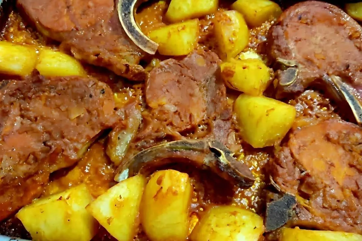 Bisteca assada no forno com batatas um prato econômico e del