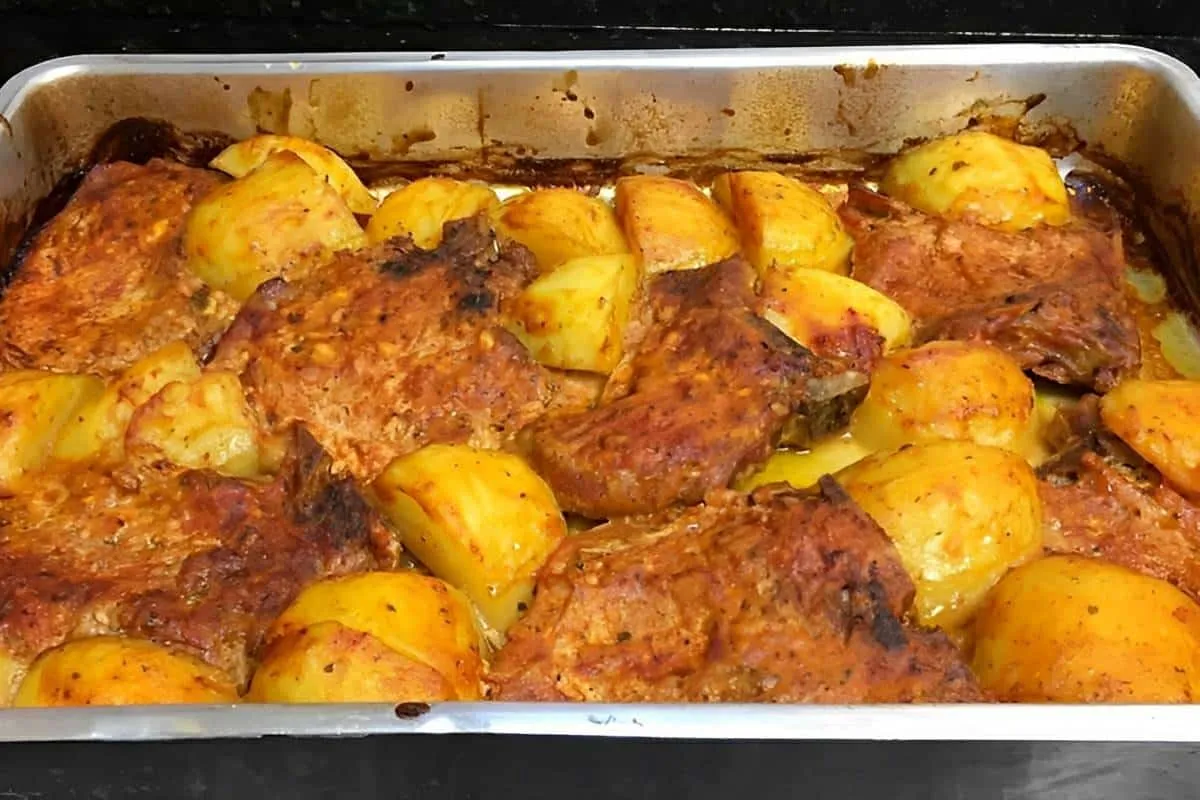 Bisteca com batata no forno fácil e deliciosa perfeita para