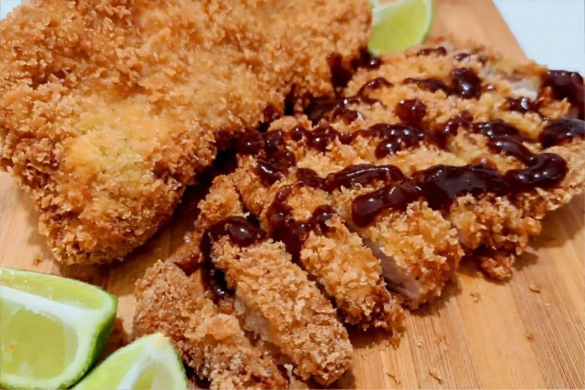 Bisteca de porco à milanesa fica bem crocante uma delícia pr