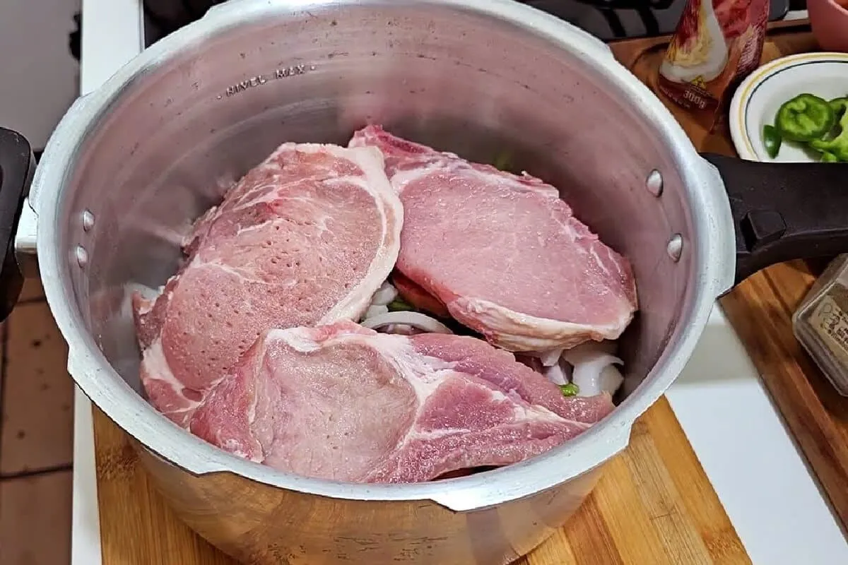 Bisteca de porco na pressão a carne mais temperada e suculen