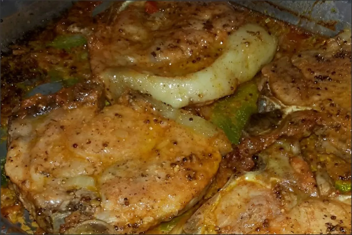 Bisteca de porco no forno macia e bem temperada para servir
