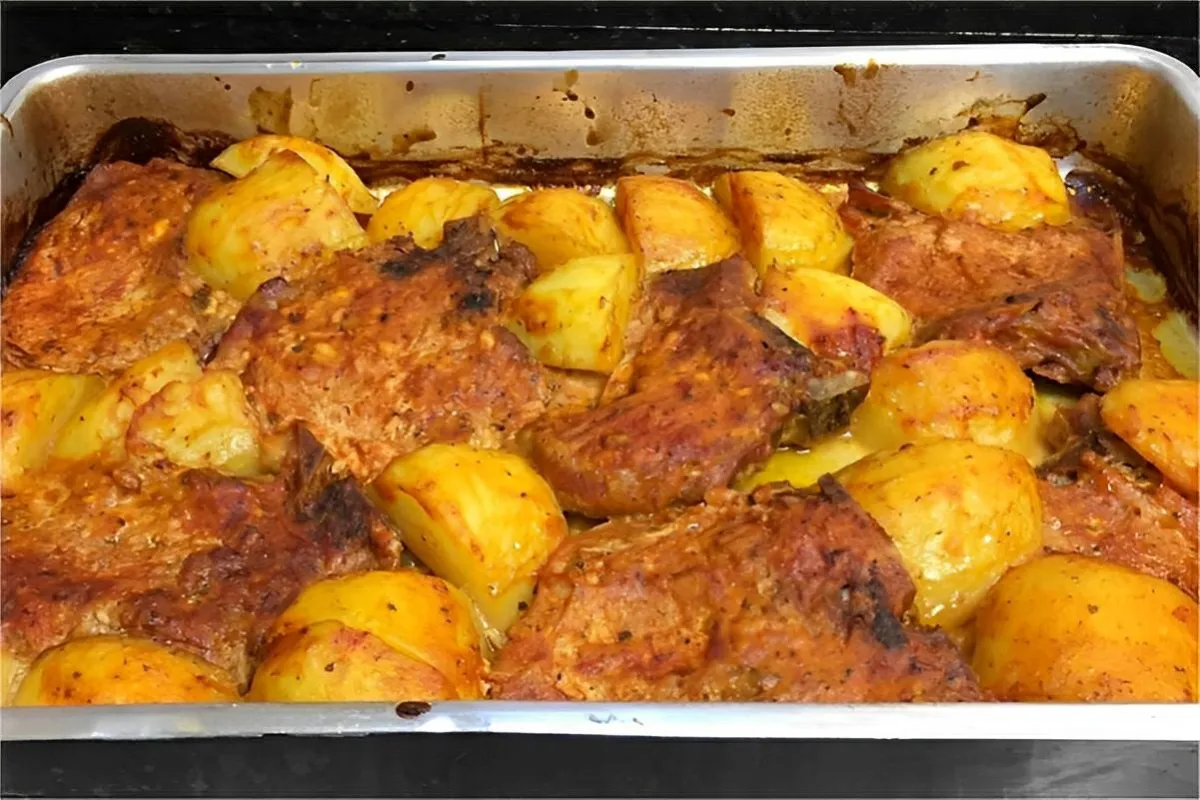 Bisteca no forno com batatas elas ficam macias e suculentas
