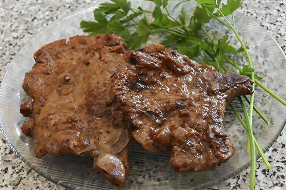 Bisteca suína suculenta feita na frigideira uma receita simp