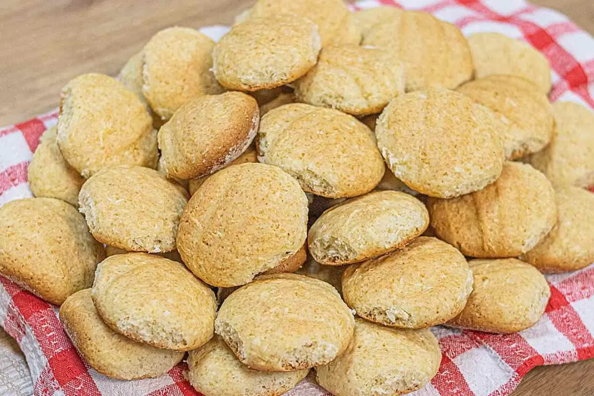 Bolacha caseira de coco rende um monte desmancha na boca e t