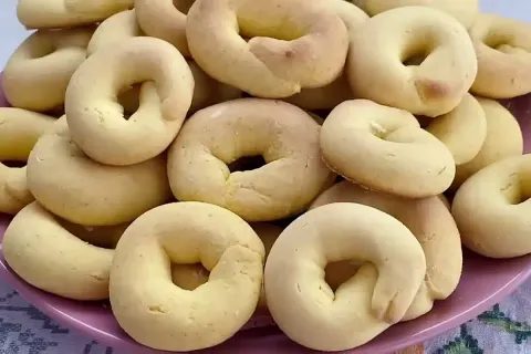 Bolacha de fubá caseira perfeita para o café, que rende muit