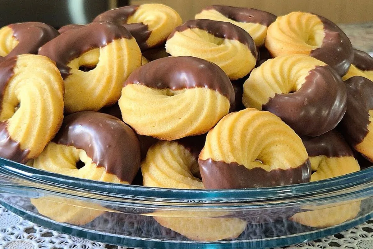 Bolachinha amanteigada que derrete na boca e todo mundo pens