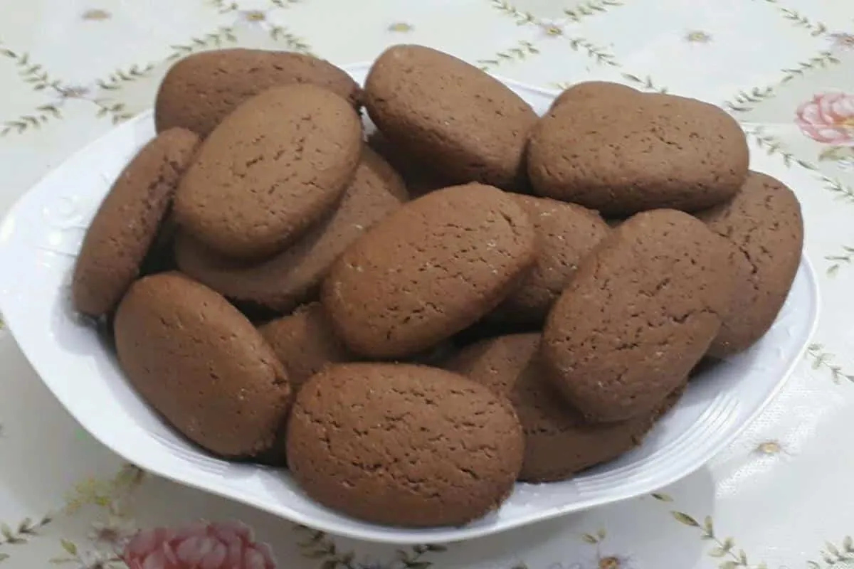 Bolachinha de chocolate para tomar um cafezinho no lanche da