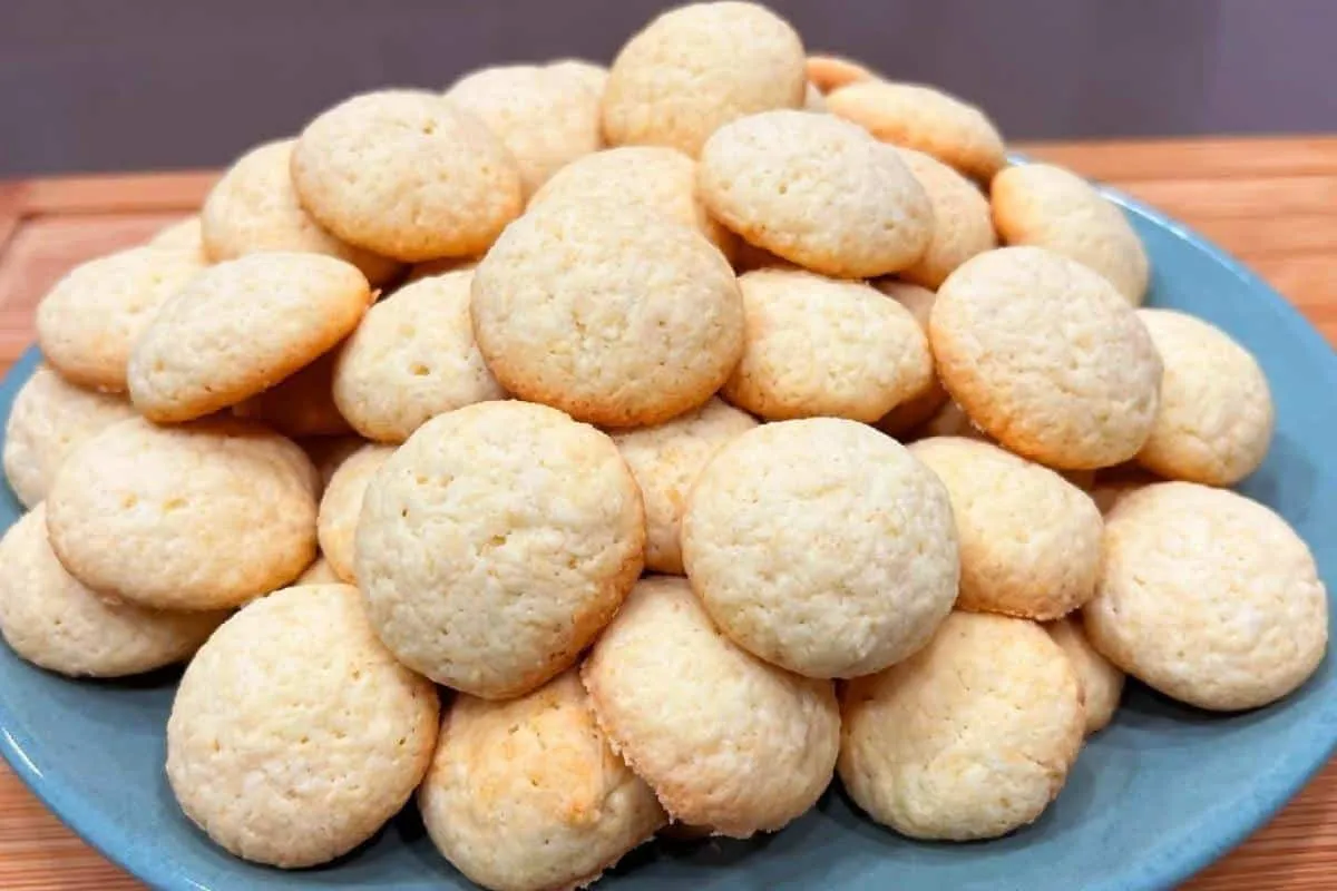 Bolachinha de coco que rende bastante desmancha na boca e dá