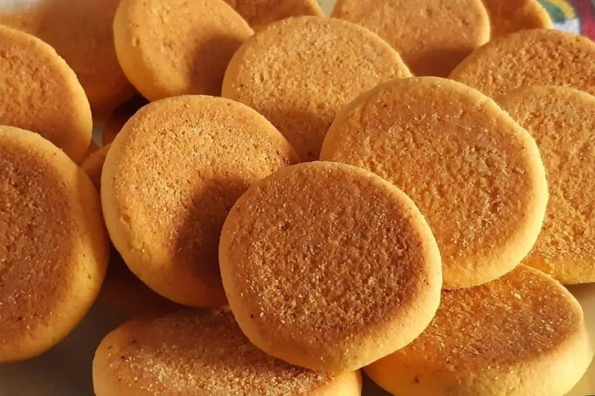 Bolachinha de fubá crocante fácil de fazer que desmancha na