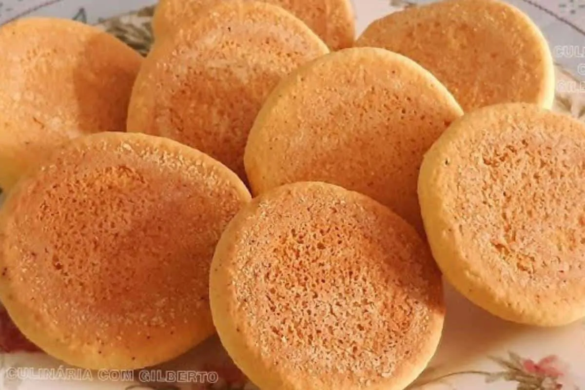 Bolachinha de fubá crocante para servir com um cafezinho na