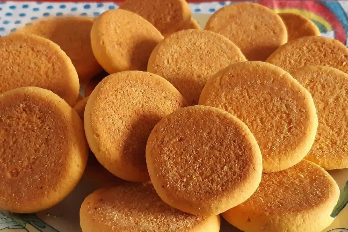 Bolachinha de fubá da vovó crocante para servir com um cafez