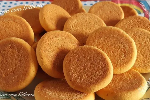 Bolachinha de fubá que derrete na boca fácil de preparar e d