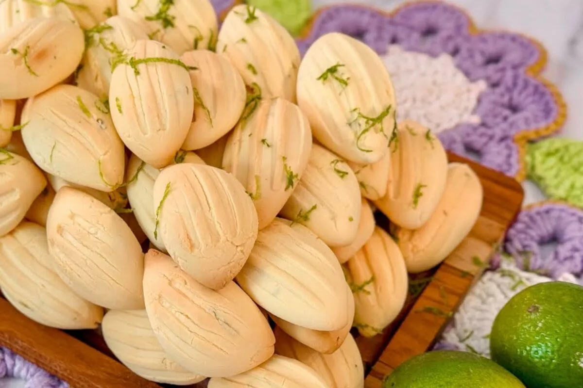 Bolachinha de limão com textura de mousse, que derrete na bo