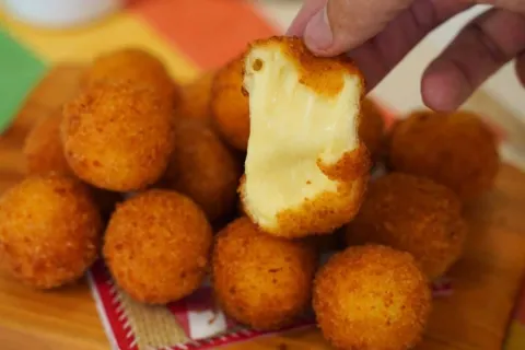 Bolinha de queijo com apenas 3 ingredientes, fácil de prepar