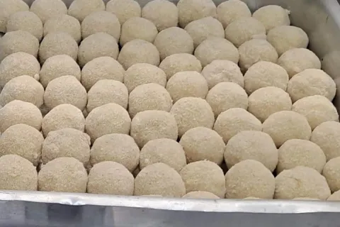 Bolinha de queijo para festas: massa fácil que derrete o que