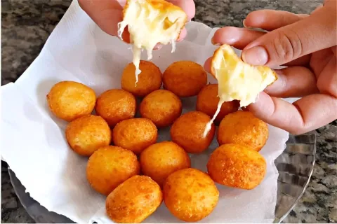 Bolinha de queijo sem massa feita com apenas 3 ingredientes 