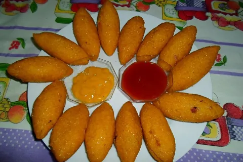 Bolinho caipira um salgado de milho com carne delicioso para