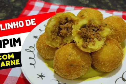 Bolinho de aipim com carne delicioso para servir como petisc