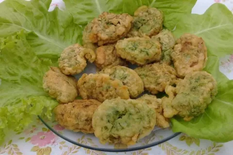 Bolinho de alface sequinho por fora e macio por dentro, uma 