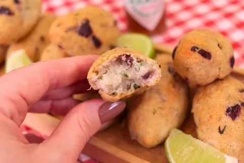 Bolinho de bacalhau na air fryer feito sem fritura, sem fari