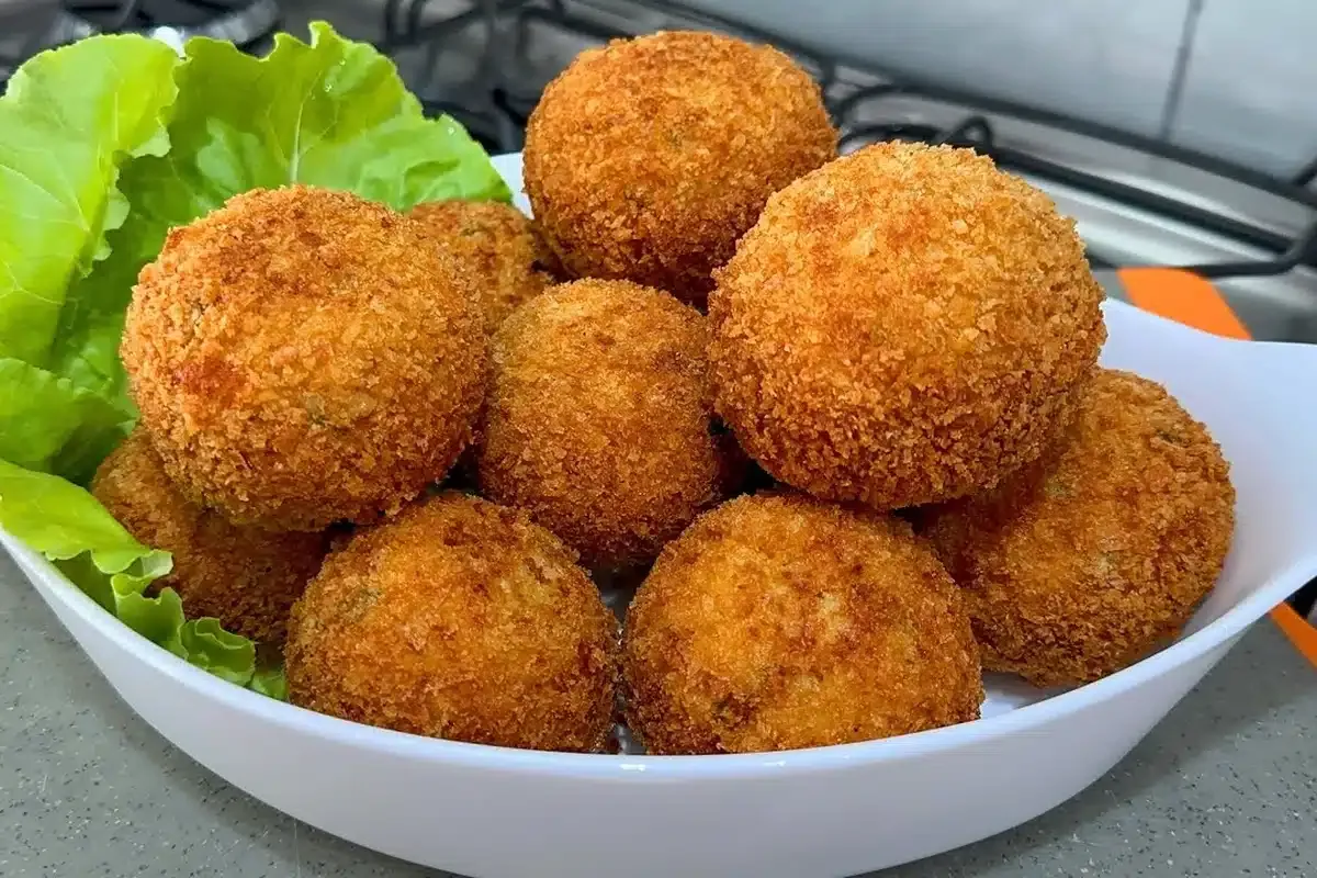 Bolinho de batata com frango e queijo: parece salgado lancho