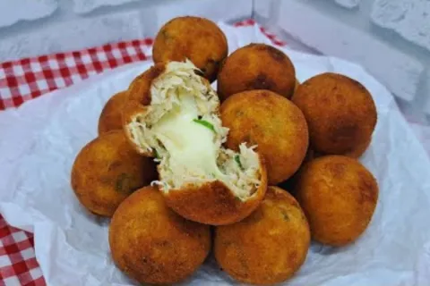 Bolinho de batata com frango e recheio de queijo: poucos ing