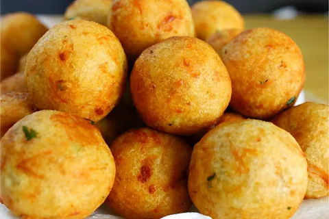 Bolinho de batata com frango igual de restaurante uma delíci