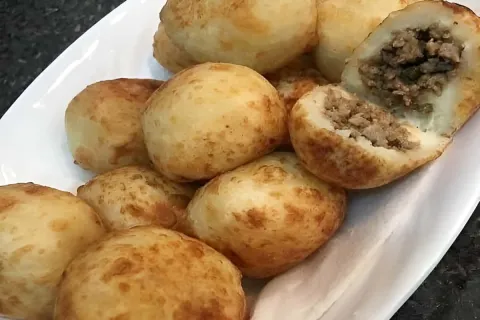 Bolinho de batata frito recheado com carne moída receita que