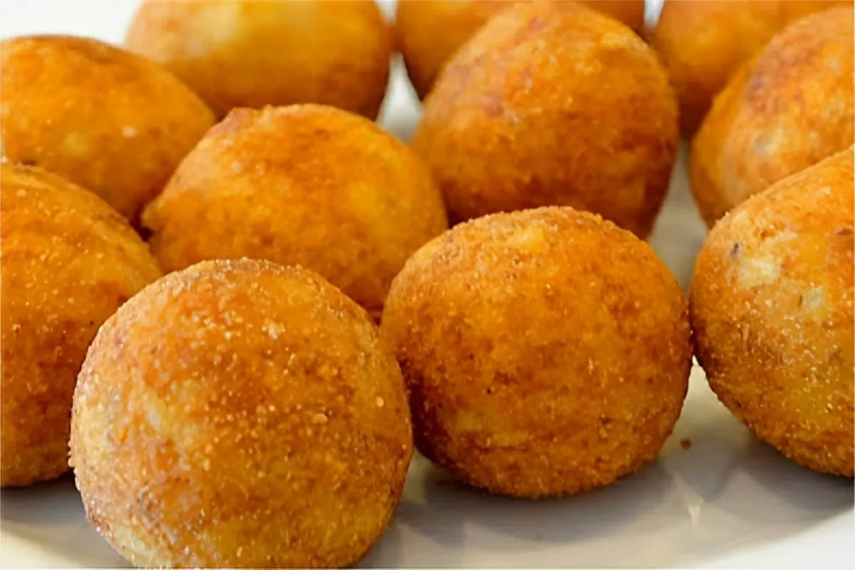 Bolinho de batata frito recheado com queijo ele desmancha na